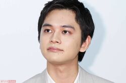 北村匠海、JR東海のCMに“激似イケメン”出没で「え？匠海じゃないの？」ファンも驚愕した“そっくりな横顔”