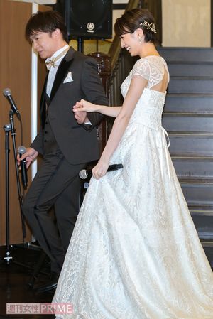第2回ベストウェディングアワードを受賞した濱口優、南明奈夫妻（2019年12月）