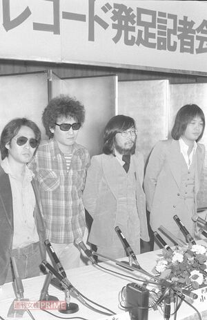 '75年のフォーライフレコード発足記者会見の様子。結局'01年まで存続した（左から）泉谷、陽水、小室、拓郎