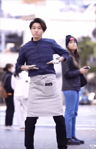 街中で踊る田口淳之介（Xより）