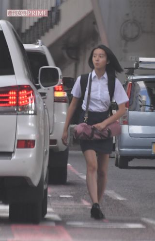 2018年、車で迎えにきた木村拓哉にKoki,はおどけた表情