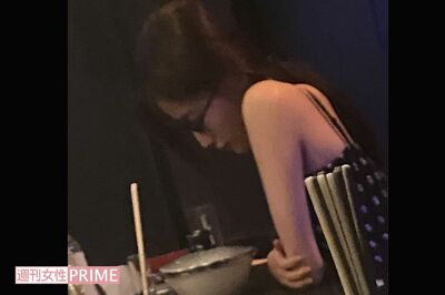 8月中旬、渋谷のバーでラーメンを食べる小倉ゆうか