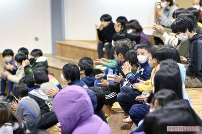 毎週必ず行う全校集会も子どもたち主体で進める。「学校」の約束事もみんなで根気強く話し合い決める（撮影／渡邉智裕）