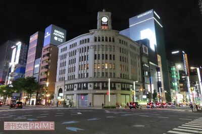 緊急事態宣言の夜、秋葉原で消灯の街角に立つメイドさん「暗いのでちょっと怖い」