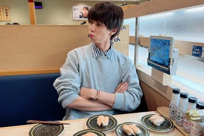 回転寿司店で周囲を監視するはじめしゃちょー（公式ツイッターより）