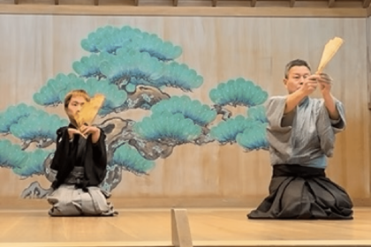 幼少期から続けている狂言師。手が不自由ながらも扇子を使いこなすなみきさん