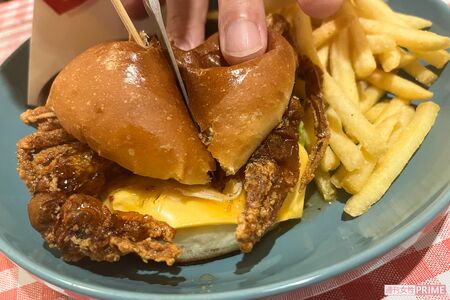 「ワ～人間、ヤメローー！　イタタタタタ………」『ドムドムバーガー』の丸ごとカニバーガー