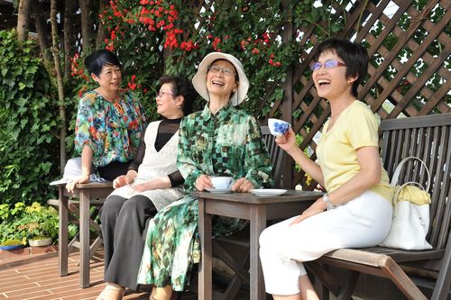 共同墓で行っている追悼会の様子　写真提供／SSSネットワーク