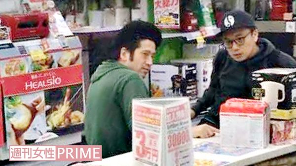 会計が終わるのを静かに待つ2人。距離感が親密さを表している