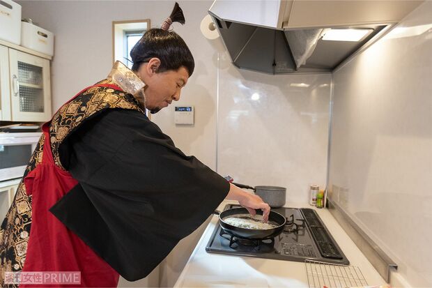 お片づけ中の殿。意外と繊細な手つきがきゅんです。それにしても袖とちょんまげが邪魔そう