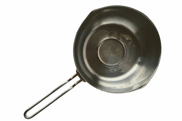 遠藤商事の「共柄三層鋼雪平鍋（目盛付）」