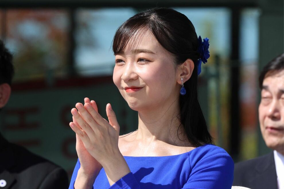 佳子さま、鮮やかな“琵琶湖ブルー”スタイルが大反響!「翌日の早朝に完売」着用された地元工芸品のイヤリ…