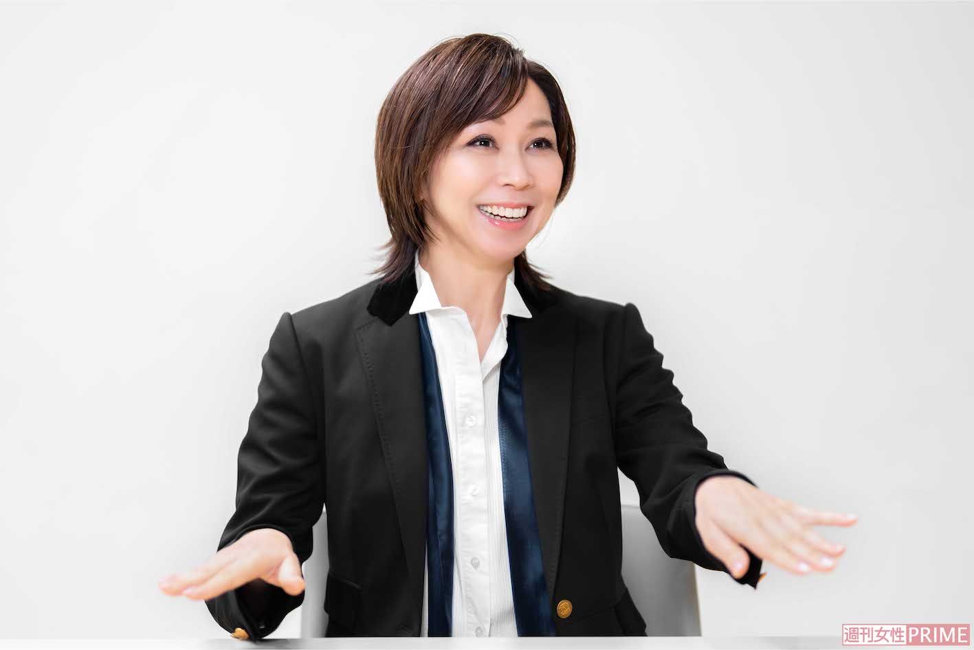 「何でもお話しします」と笑顔でインタビューを受ける湖月わたる。時にはユーモアを交えて自身の半生を振り返る　撮影／佐藤靖彦