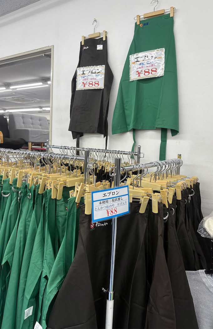 拡散された、リサイクルショップで大量に販売されているエプロン。『松屋』『松のや』それぞれ1点88円で販売されている様子（Xより）