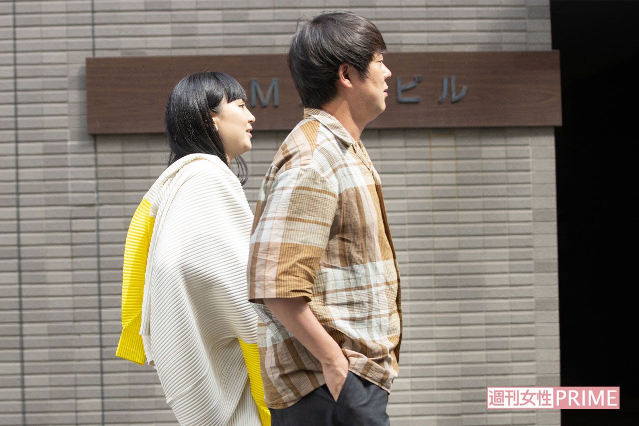 '21年5月、高級天ぷら店を後にする『ウーマンラッシュアワー』の村本大輔と松田ゆう姫