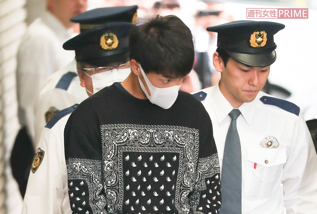 目白署から送検される良太郎容疑者。当初は否認していたが、一転して認めた（'17年）