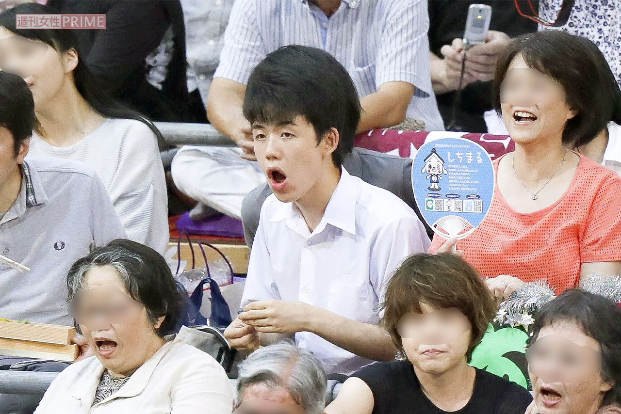 2017年の大相撲名古屋場所を観戦した藤井聡太。生の迫力にお口あんぐり