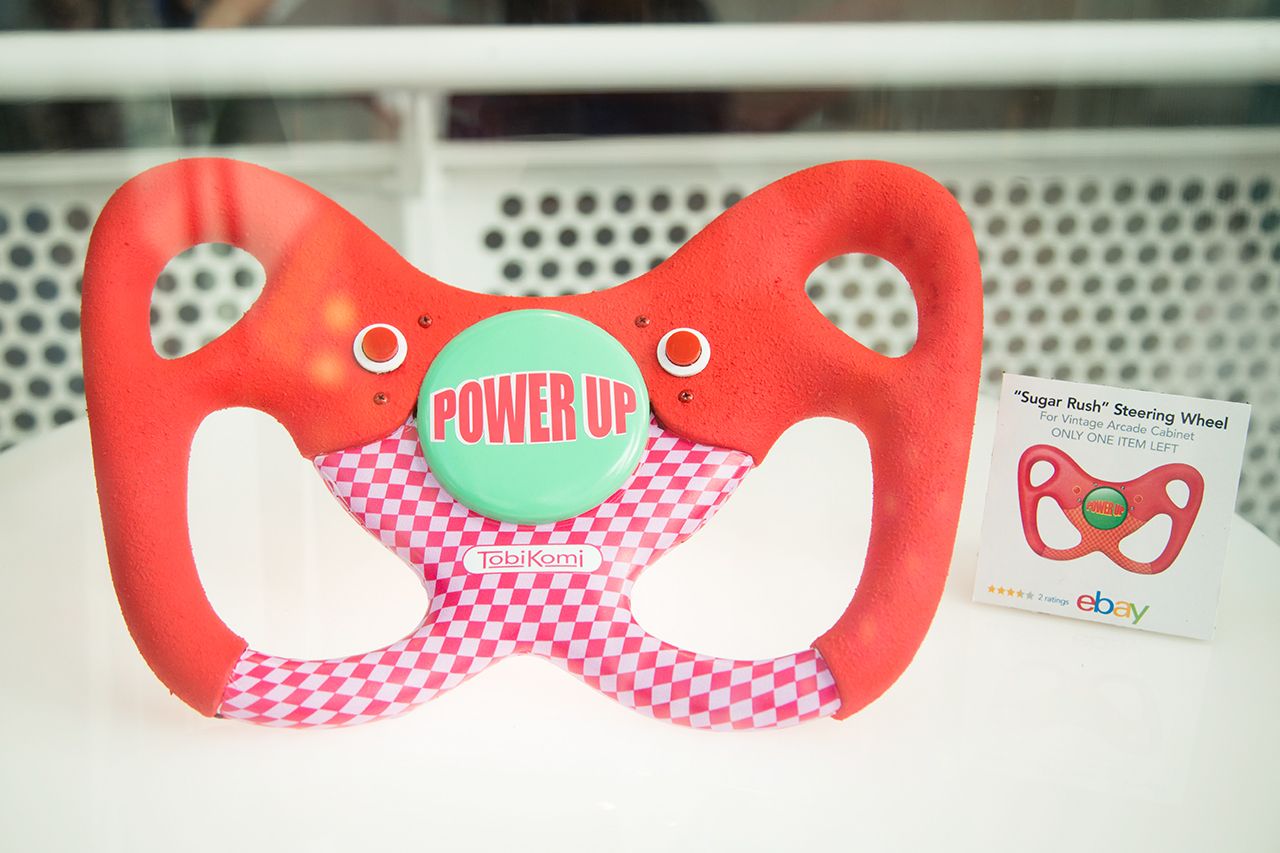 物語のキーともなるハンドルが展示。映画に出てくる、そのまんま！　(c)2018 Disney. All Rights Reserved.