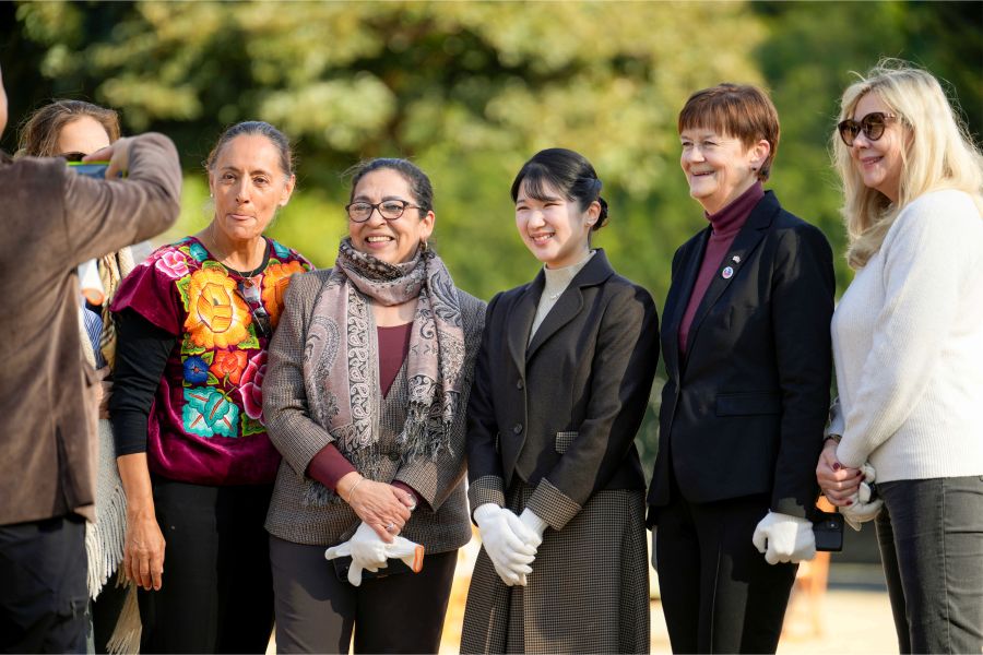 16か国の大使らと英語を交えながら和やかに交流された