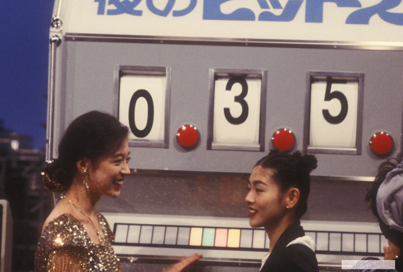 『夜のヒットスタジオ』で同期の中森明菜と談笑する小泉今日子。2人とも表情が柔らかく、安心しているように見える