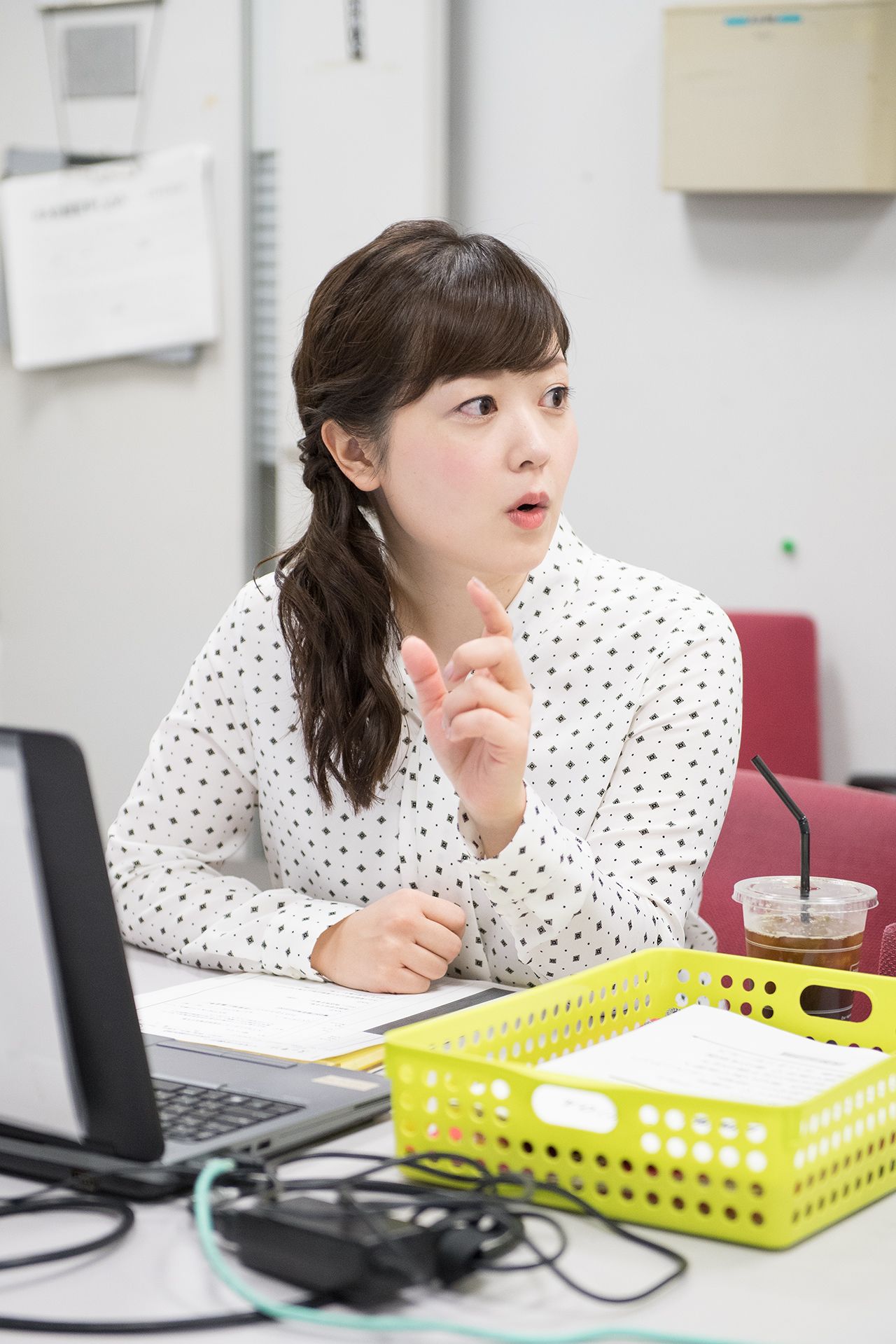 【2】スタッフルームでは番組スタッフと打ち合わせや調べものを行う　撮影／渡邉智裕