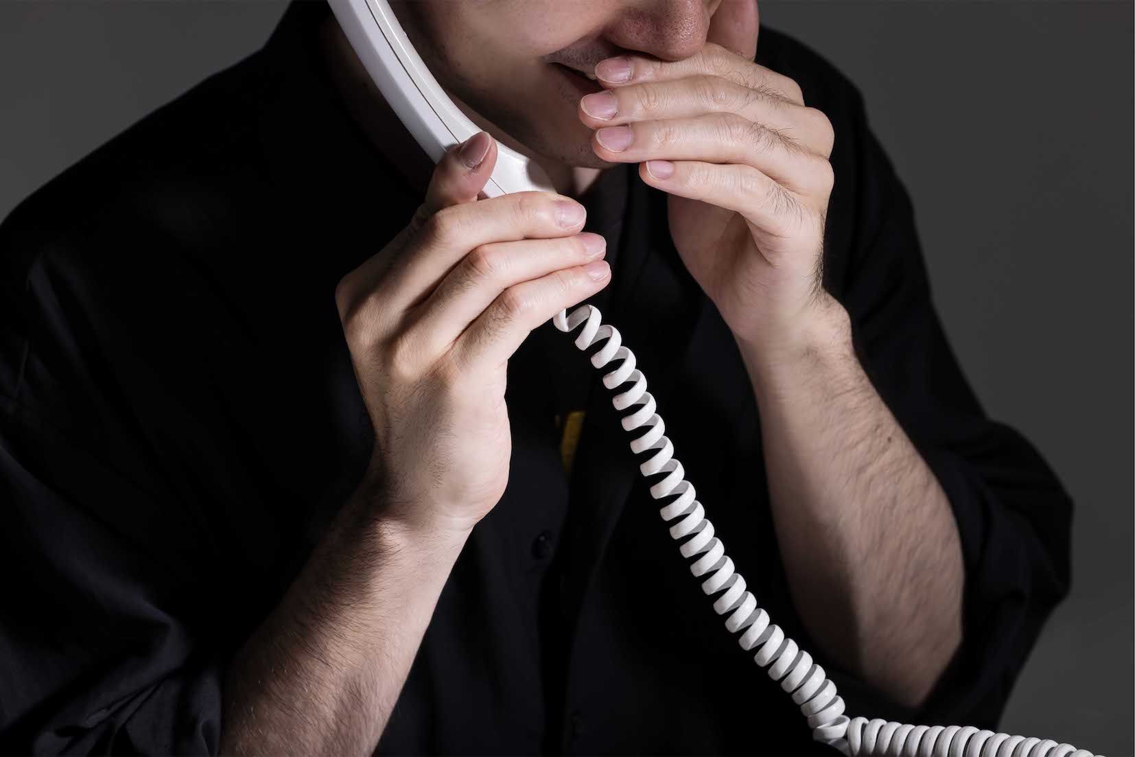 着信は“110”が表示されるのに電話の向こうは……（写真はイメージです）