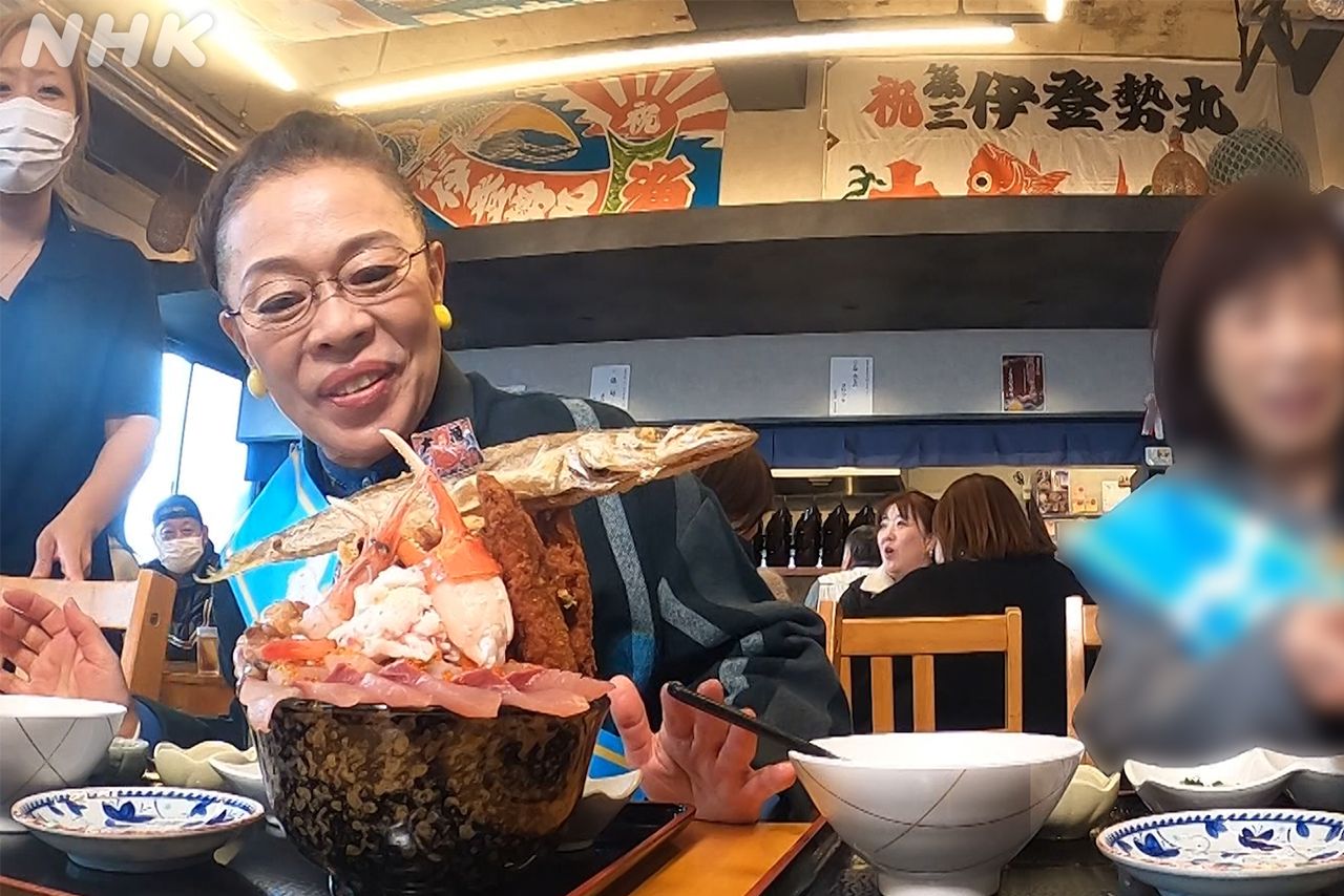 NHKの番組収録時に柴田さんが食べたのが、フライやかき揚げがのっている〈大漁丼〉3300円。（画像：NHK『サンドどっちマンツアーズ』公式SNSより）