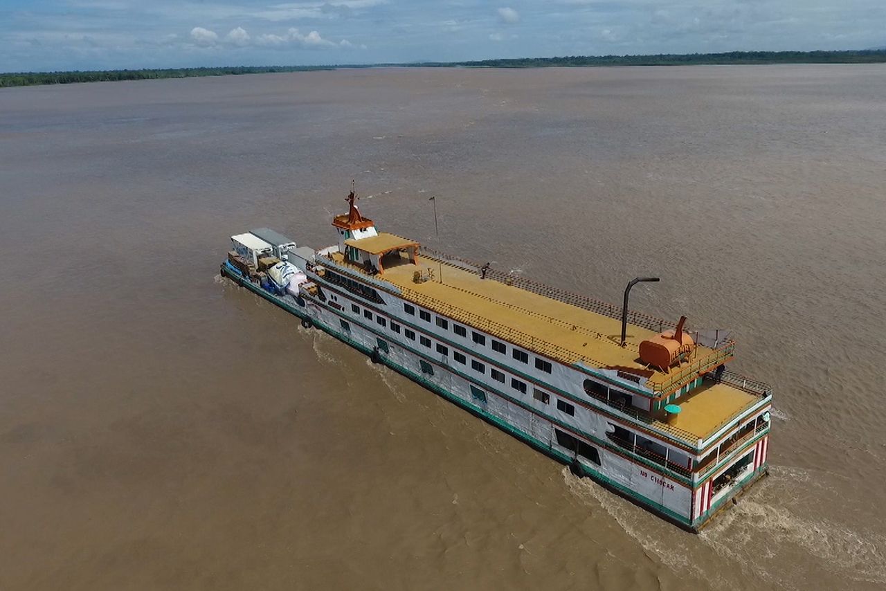 アマゾン川を旅するために乗船した「ヘンリー号」 (c)テレビ朝日