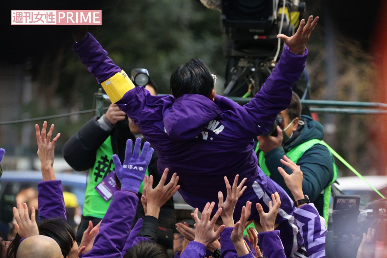 第99回箱根駅伝の総合優勝を果たした駒澤大学の大八木弘明監督を胴上げ