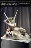 「虫がつくのは当然」フランスパビリオン屋外で展示されているという像(Xより)