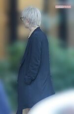 2022年11月下旬、マスクを外して軽い足取りで友人宅のエントランスに入るまふまふ