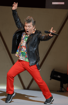 ステージを所狭しと走り回り、その動きとボーカルで観客を魅了する尾藤。運動量はもうすぐ80歳になるとは思えない