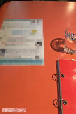 店内のテーブルには「マスクは感染予防にならない」と書かれたチラシが──