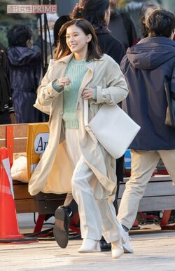 2023年11月中旬、都内で『マルエフ』のCM撮影をしていた芳根京子。肌寒い中でも、常に笑顔を絶やさない