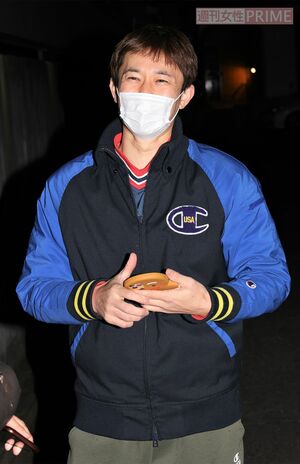 直撃に答える森渉。時おり笑顔を見せる場面も