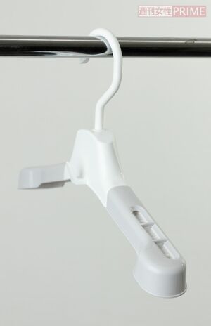 100均で購入できる背幅が広いハンガー（撮影／齋藤周造）