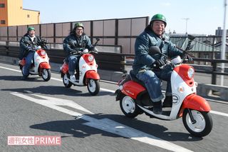 『出川哲朗の充電させてもらえませんか？』（テレビ東京）のロケに密着！　スクーターで爆走する出川哲朗とロッチ中岡（'17年）　撮影／斎藤周造