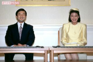 '93年1月、婚約内定会見で幸せそうに笑みがこぼれる天皇陛下と雅子さま