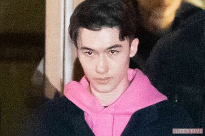 ピンクのパーカーをオシャレに着こなすSexyZone・マリウス葉