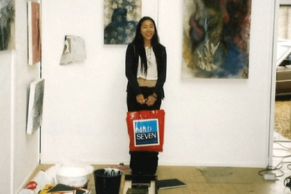 高校時代よりイギリスに留学し、ロンドン大学芸術学部を卒業。その後、ニューヨークで映画作りを学ぶ