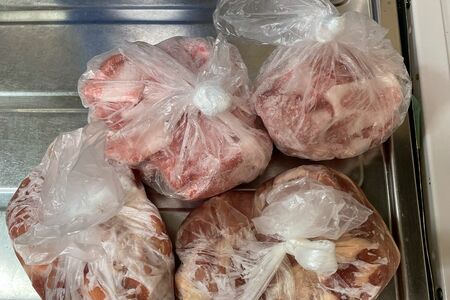 肉をまとめ買いして小分け冷凍