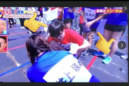 ネットで拡散されている、『FNS27時間テレビ』100キロマラソンゴール後に倒れ込む井上咲楽の様子。東京ホテイソン・たけるが駆けつける（SNSより）