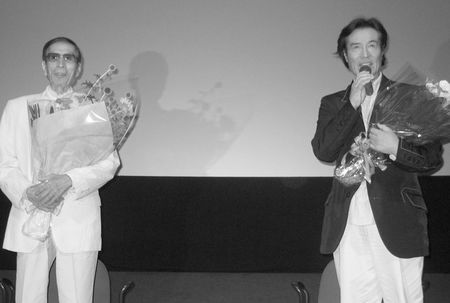 '05年7月には、『砂の器』のデジタルリマスター版の舞台挨拶で故・丹波哲郎さん（左）と並んだ