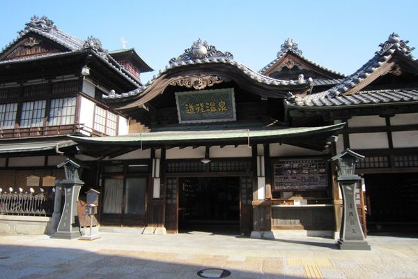 歴史的な建物の道後温泉本館