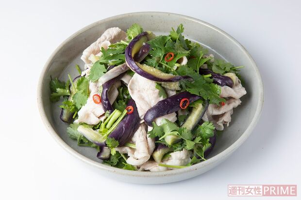 蒸しなすと豚しゃぶのアジアンサラダ（撮影／矢島泰輔）