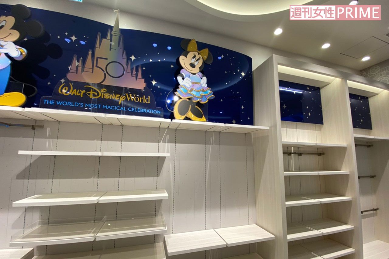 12月6日、オープン2日目の『ディズニーフラッグシップ東京』のグッズはほとんど売り切れて棚には何もない