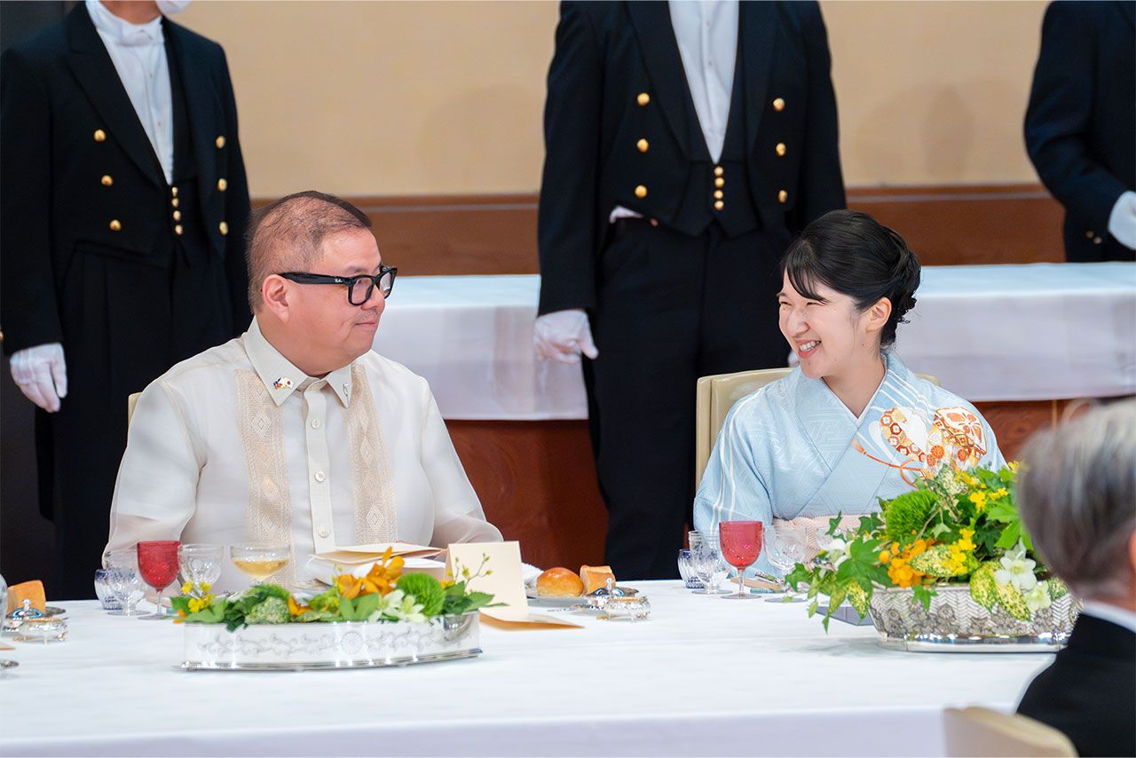 5月27日、晩餐会で隣の男性と笑顔で会話される愛子さま（宮内庁提供写真）