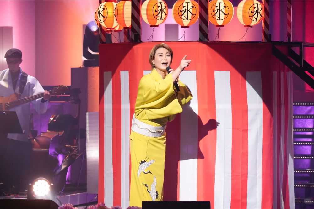 からし色の着流しで歌った『限界突破×サバイバー』は和楽器を取り入れたアレンジ