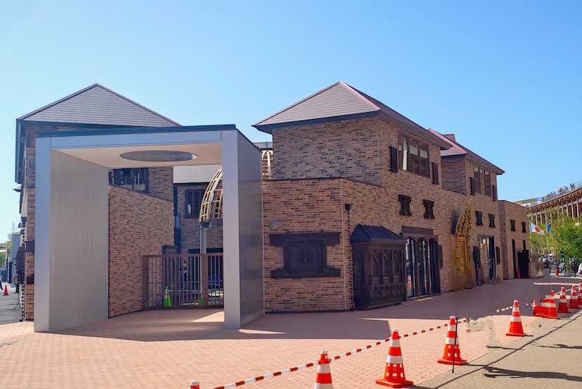 大阪・関西万博のネパール館。外装は立派だが、木材が剥き出しになったままで工事が停止している（Xより）