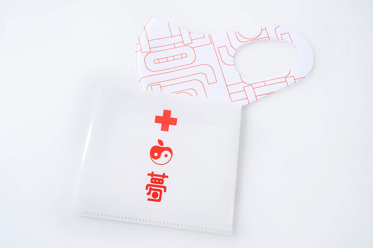 特典グッズ02赤十字マスクケース（ユニバーサル公式販売サイトより）